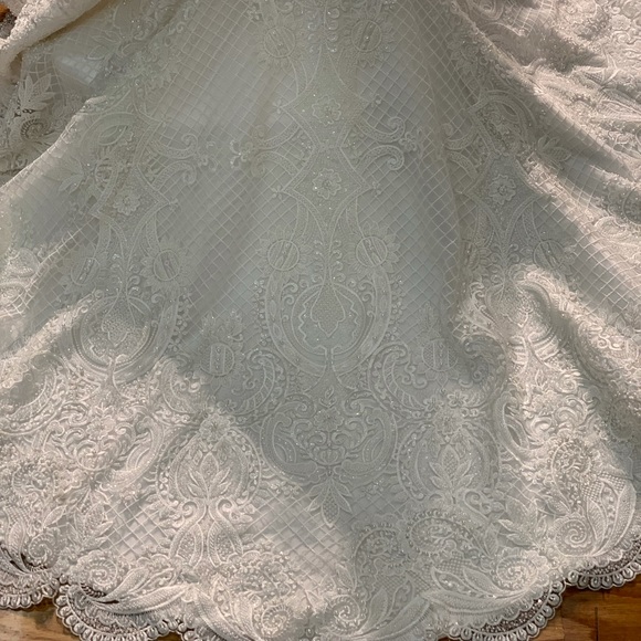 Wedding dress - Picture 8 of 11